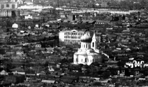 На фото вид на Казачью церковь с Соколовой горы. Слева белое двухэтажное здание - детский приют.