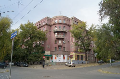 Жилой дом на углу улиц Рабочей и Провиантской
