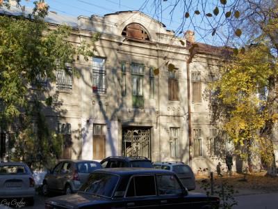 Двухэтажный дом с коваными воротами на улице Шевченко
