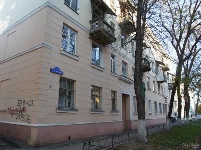 Многоэтажный дом советской постройки на улице Шевченко Саратов