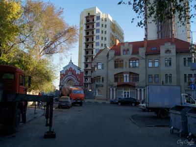 Здание современной гостиницы и монастырские ворота Саратов
