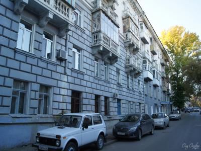 Длинная вереница домов советской постройки Саратов