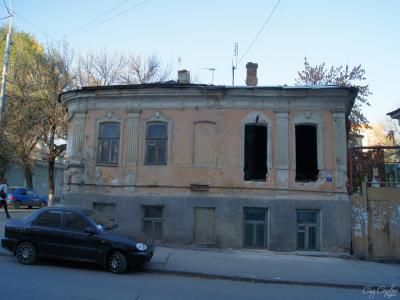 Нежилое здание на углу улицы Соляной и Чернышевского Саратов