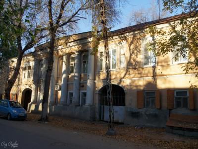 Особняк с шестиколонным портиком на улице Соляной Саратов