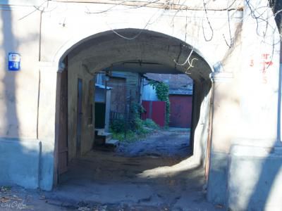 Вид через арочные ворота особняка Саратов