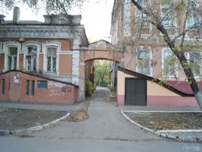 Жилые дома с внутренними двориками возле сквера Первой учительницы Саратов