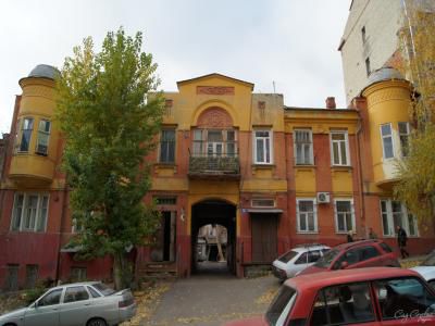 Особняк с греческой лепниной на улице Провиантской Саратов