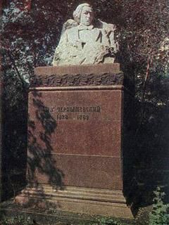Памятник Н.Г. Чернышевскому в доме-музее Чернышевского