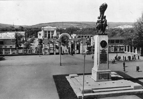 Памятник колхознику и колхознице Саратов